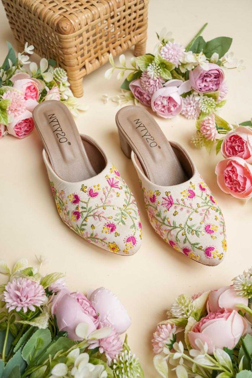Off-White Color Floral Vine Embroidered Jutti