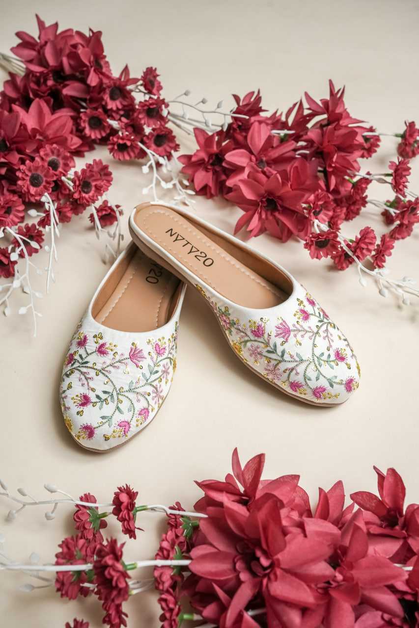 White Embroidery Work Jutti